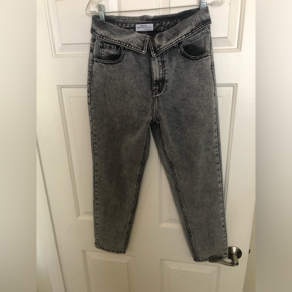 Gray Cropped Ankle Jeans with Tapered Fit
